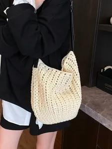 Sac fourre-tout en crochet beige minimaliste avec bandoulière en cuir noir pour la plage