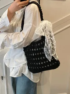 Handgefertigte schwarze Häkel-Schultertasche mit weißer Spitzenschleife für den Sommer