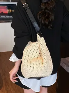 Sac à bandoulière au crochet minimaliste beige avec motif ajouré et sangle en cuir