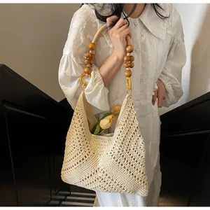 Detail der böhmischen Hohlstricktasche mit Holzperlengriff und gelber Tulpe