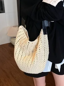 Sac fourre-tout minimaliste en crochet crème avec anses en cuir noir pour la plage