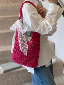 Handgefertigte Häkeltasche in Rosarot mit weißer Spitzenschleife und Tunnelzugfutter