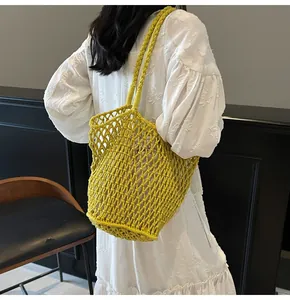 Detalle del bolso tote de punto calado verde mostaza con forro interior de cordón ajustable