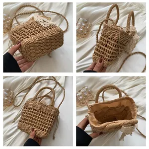 Detalle de bolso playero de paja con ribete de encaje, lazo y forro interior de cordón