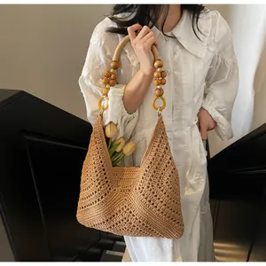 Detail der handgewebten böhmischen Strandtasche mit Holzperlen und Seilgriff-Akzenten