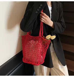 Detalle del bolso tote rojo de punto calado con cuerda de algodón y malla de diamantes