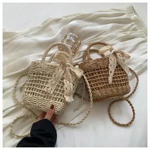 Detalle de bolsos de playa de punto calado con asas redondas y lazos de encaje
