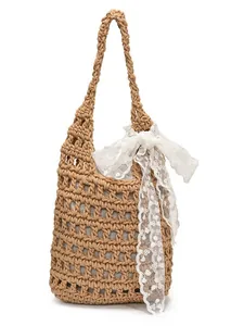 Gehäkelte hohle Strandtasche mit stilvoller weißer Spitzenschleife und Innenfutter