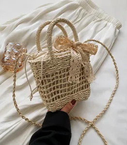 Primer plano de bolso cubo de tejido hueco con lazo de encaje y forro con cordón
