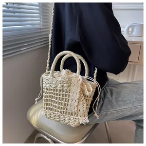 Detalle del bolso de paja trenzada con cinta de encaje y forro interior de tela