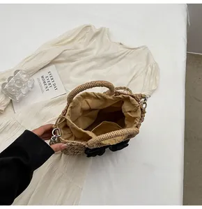 Detalle del bolso de paja con forro de tela beige, bolsillo interior y cordón