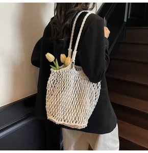 Detalle de cerca del bolso de punto calado blanco con delicados patrones de tejido