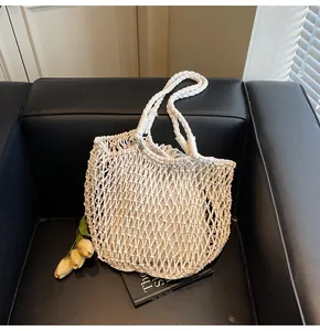 Detalle del bolso tote de ganchillo blanco con asas gruesas y forro interior de algodón