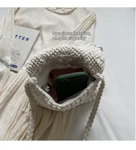 Détail de l'intérieur du sac tissé bohème montrant une grande capacité pour téléphone et portefeuille