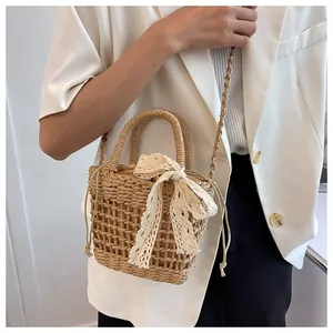 Bolso de playa de paja trenzada con lazo de encaje y forro interior mostrado en modelo