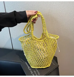 Vista detallada del bolso de ganchillo amarillo con forro interior de cordón blanco
