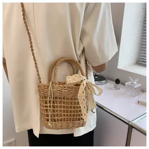 Detalle del bolso de paja trenzada con lazo de encaje, forro interior y correa de hombro