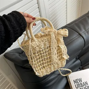 Detalle de bolso saco de punto calado con lazo de encaje y forro con cordón