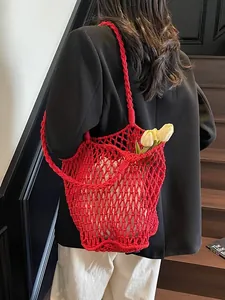 Bolso de punto calado rojo con bolsa interior mostrado como bolso de hombro