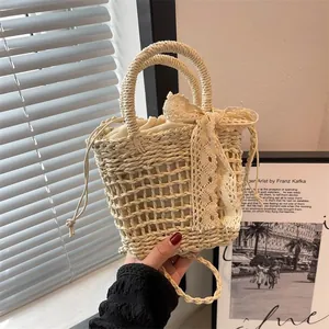 Detalle del bolso de paja tejida con lazo de encaje y forro con cordón ajustable
