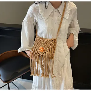Détail du sac bandoulière en macramé bohème avec fleur orange et longues franges