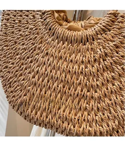 Vue détaillée de la texture tissée main 3D et de la doublure de ce sac d'été en paille