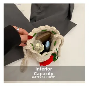 Makroansicht der Kapazität einer elfenbeinfarbenen Häkeltasche mit roter Rose