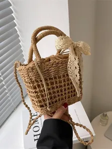 Elegante bolso de paja trenzada con lazo de encaje y bolsa interior con cordón ajustable
