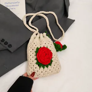 Nahaufnahme der handgehäkelten Beuteltasche mit 3D-Rose und weißer Strickstruktur