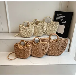 Détail de sacs en paille tressés à la main en beige et marron en trois tailles variées
