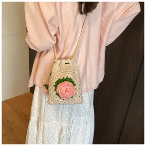 Detailansicht der handgehäkelten Rosen-Beuteltasche mit rosa 3D-Blume und Kordelzug