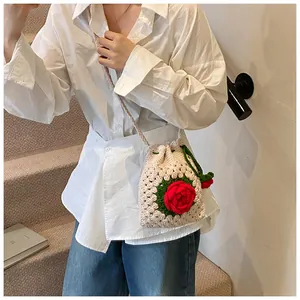Detail der handgehäkelten Umhängetasche mit 3D-Rosen und praktischem Kordelzug