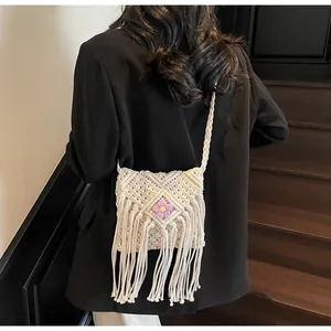 Détail du sac à bandoulière bohème tissé crème avec fleur violette et longues franges