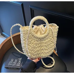 Détail du sac de plage en paille tissé avec doublure à cordon et poignées rondes