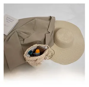Vue intérieure d'un sac en paille fait main montrant le rangement de cosmétiques