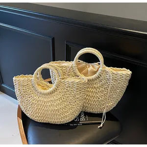 Détail du sac en paille demi-lune avec poignées rondes et doublure à cordon pour la plage