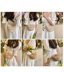 Détails d'un sac bandoulière en paille beige avec étoile de mer porté par un mannequin