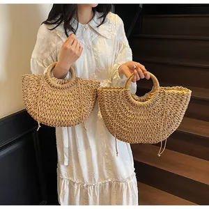 Détail d'un sac en paille fait main avec anses rondes et doublure à cordon pour l'été