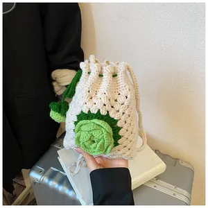 Nahaufnahme der handgefertigten Häkel-Beuteltasche mit grüner Blumendekoration