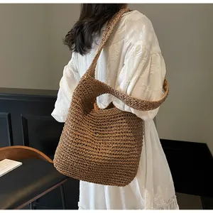 Grande borsa a tracolla in paglia intrecciata marrone con tracolla larga e fodera interna