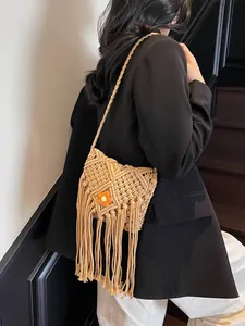 Sac bandoulière bohème tissé avec pompons et fleur orange pour vacances à la plage