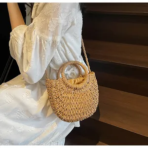 Détail d'un sac en paille fait main avec poignée et doublure à cordon pour l'été et la plage