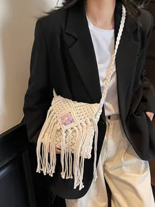 Sac bandoulière tissé bohème avec de longues franges et une fleur décorative violette