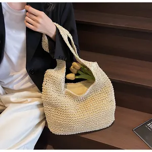 Dettaglio della borsa hobo intrecciata con trama all'uncinetto e fodera con tulipani