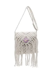 Sac bandoulière en macramé bohème avec fleur violette et longues franges de plage