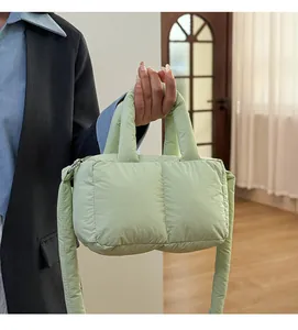 Dettaglio della borsa imbottita verde pistacchio con tracolla morbida e trapuntata