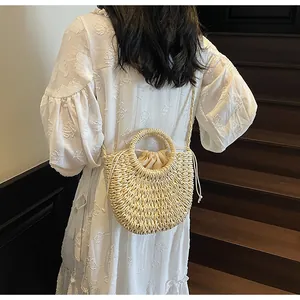 Détail du sac de plage en paille tissée avec poignée ronde et doublure à cordon été