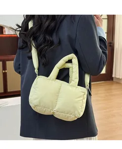 Dettaglio della borsa a tracolla trapuntata giallo-verde chiaro con morbida texture imbottita
