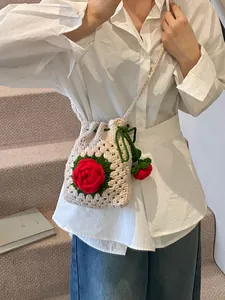 Handgefertigte Häkel-Beuteltasche in Creme mit roter Rose und grünem Kordelzug