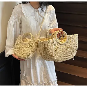 Détail de sacs de plage en paille tissée avec cordon de serrage et texture sur mannequin
